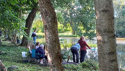 Schnupperangler beim angeln am Teich